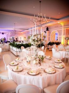 A splendid table center with white roses for a wedding