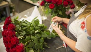 Préparation d'une livraison d'un bouquet de roses rouges