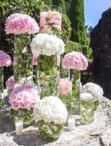 Transparent vases to decorate the wedding garden