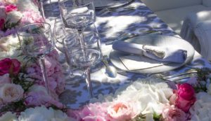 Beautiful roses to decorate the wedding table