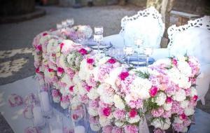 La table des mariées décorée de belles fleurs