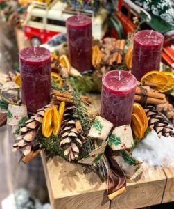 A wreath with red candles and orange slices